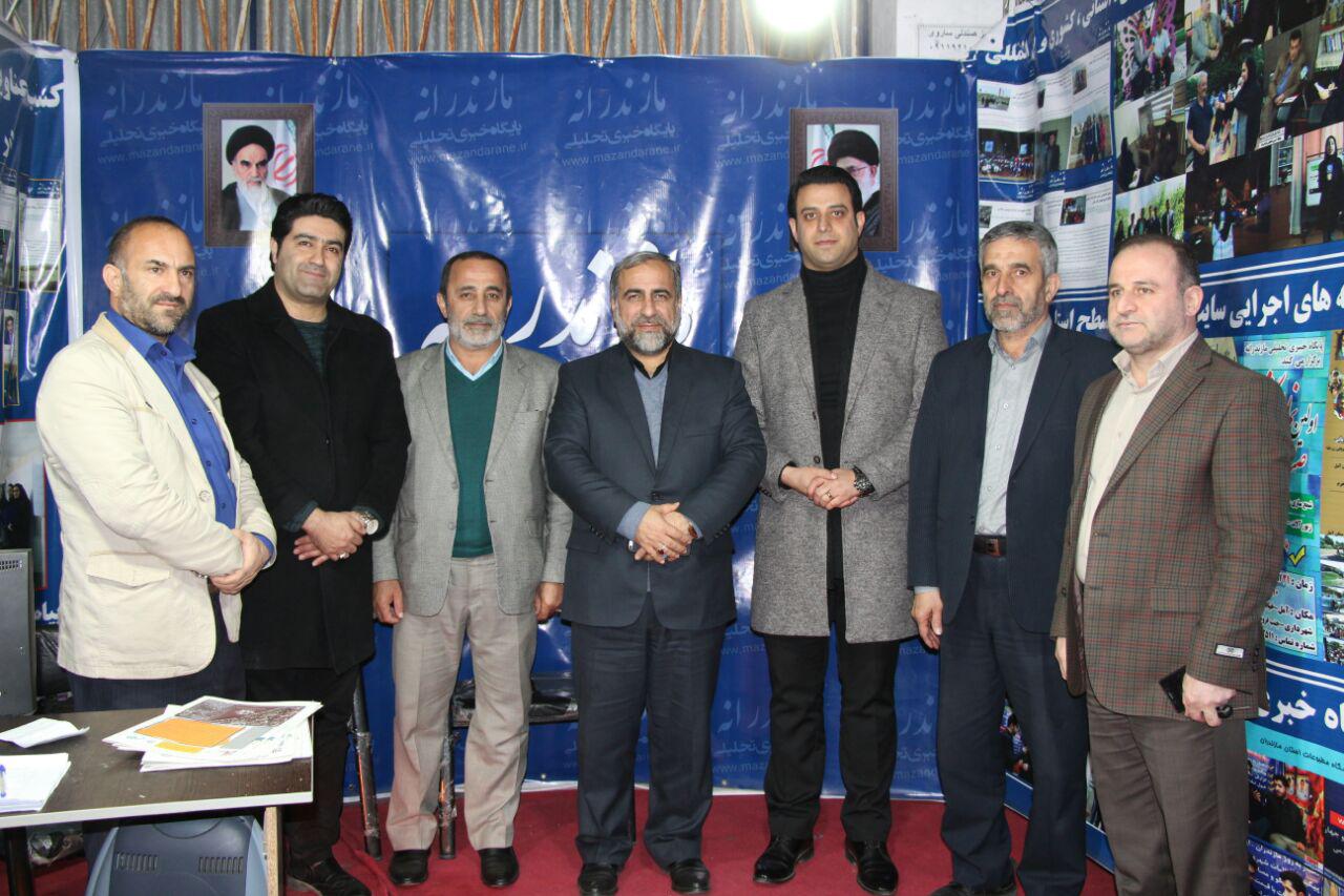 حضور بازدید کنندگان نمایشگاه دستاوردهای انقلاب آمل در غرفه سایت مازندرانه