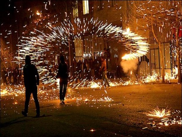 بررسی حوادث چهارشنبه آخر سال از نگاه قانون; جشن یا جنگ؛ مسئله این است!/ سه ماه و یک روز تا دو سال حبس در انتظار متخلفان چهارشنبه سوری