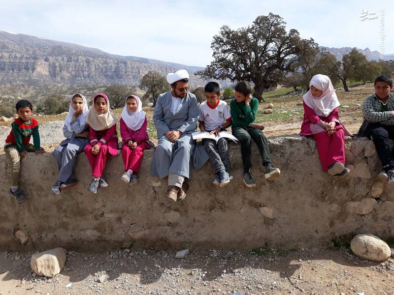 آخوند قصه‌گوی توئیتر؛ من نه چهره رسانه‌ای‌ام، نه فعال مدنی، من فقط یک آخوندم/ مردم دین‌گریز نیستند، روحانیت دین‌گریز شده است/ آخوندِ مسئول، دیگر آخوند نیست/ مسئولان روستاها را از یاد برده‌اند