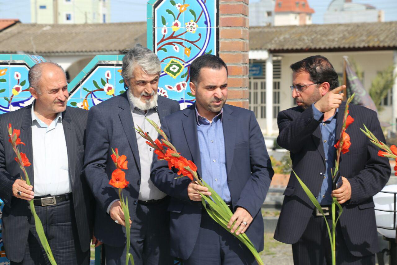 مراسم عطرافشانی و غباروبی مزار شهدا توسط شهردار بابل انجام شد+ عکس