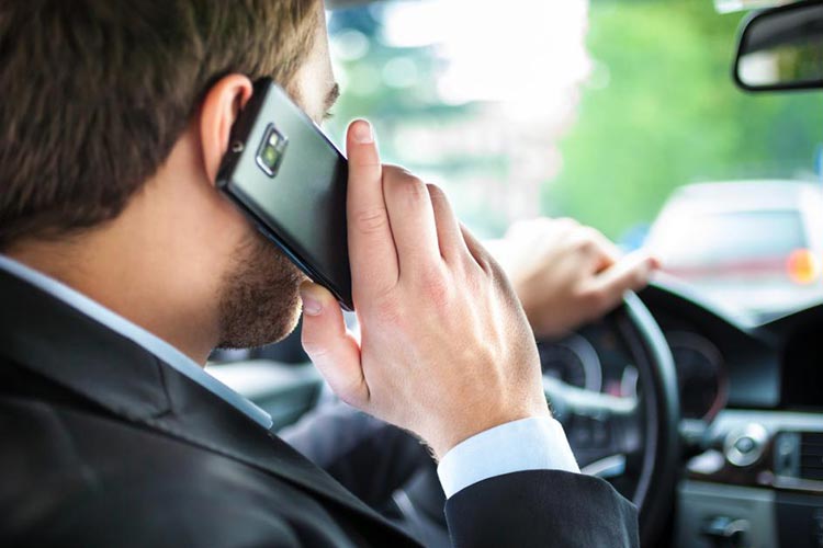 استفاده از تلفن‌همراه حین رانندگی چقدر جریمه دارد؟