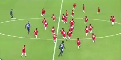 فوتبال بازی کردن سه فوتبالیست حرفه‌ای با ۱۰۰ کودک! + فیلم