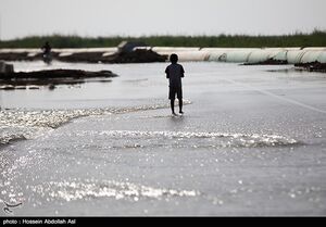 فیلم/ شنای نوجوان سیل زده در جاده!