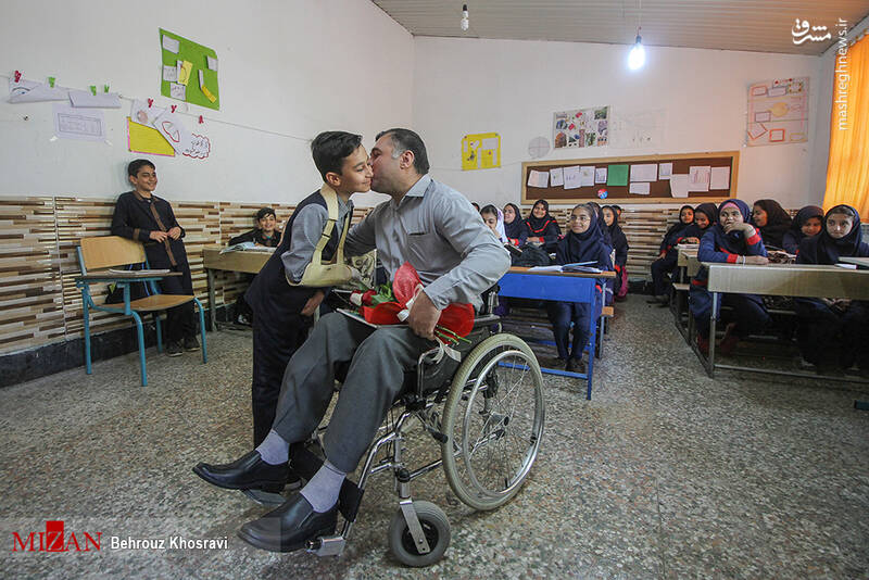 عکس/ معلمی؛ عشق بی پایان