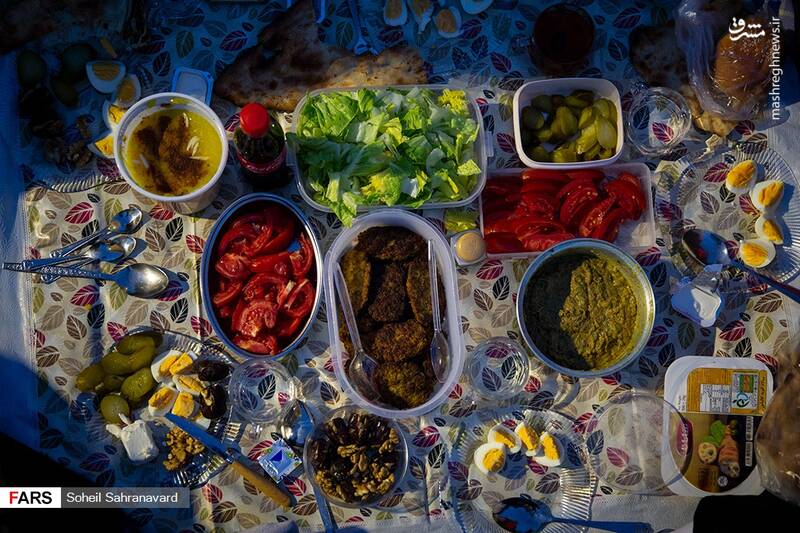 عکس/ ضیافت افطار در کنار دریاچه چیتگر
