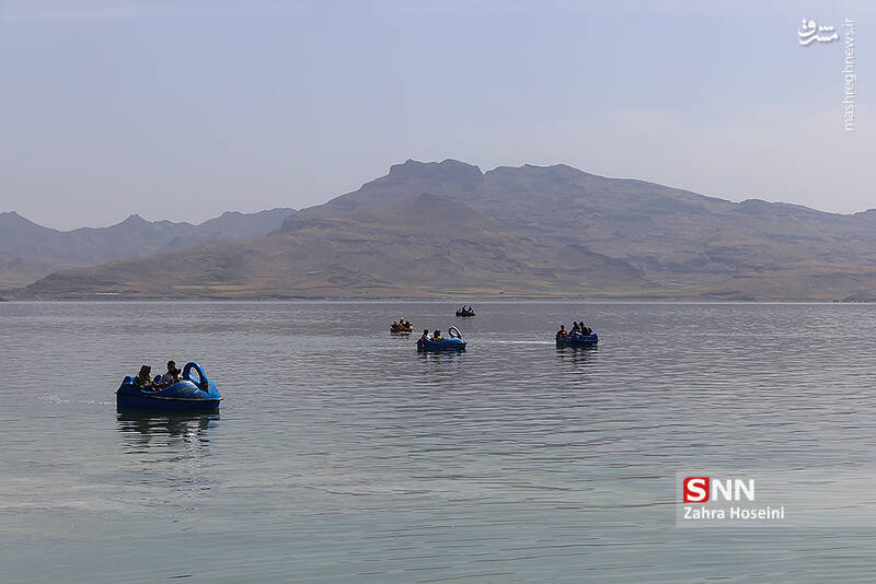 عکس/ آب‌تنی مسافران در دریاچه ارومیه