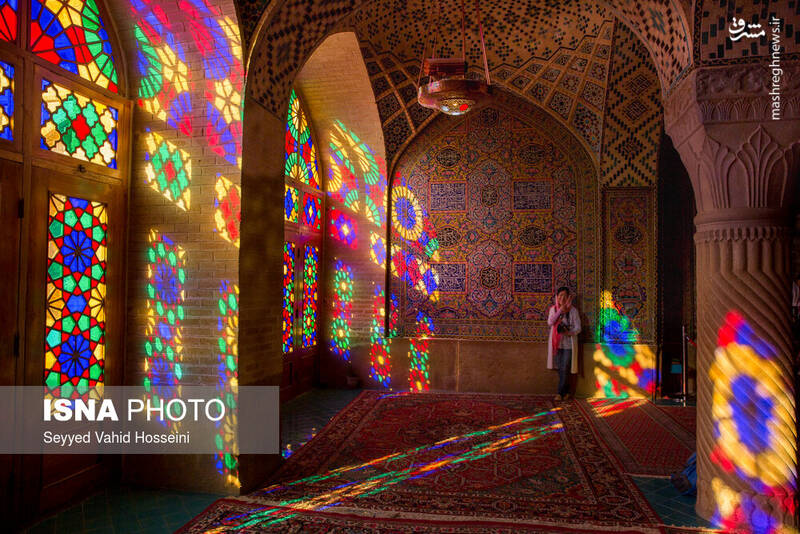 گردشگران، مبهوت مسجد رنگ‌ها
