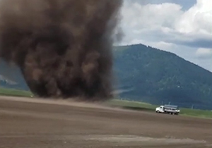 بلند شدن کوهی از خاک به آسمان در مقابل چشم رانندگان + فیلم