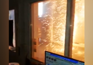 جرقه‌های کنتور برق فشار قوی، شبیه به چهارشنبه سوری! + فیلم