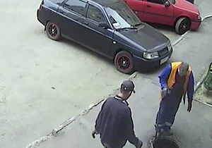 سقوط دختربچه دو ساله به داخل کانال فاضلاب + فیلم