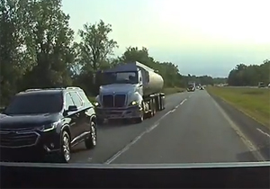 حمله‌ی تریلی به شاسی بلند با حداکثر سرعت! + فیلم