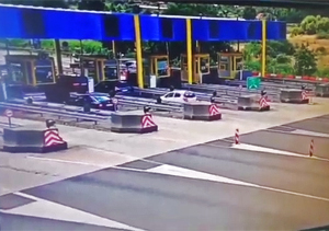 برخورد وحشتناک خودروی BMW به عوارضی بزرگراه با حداکثر سرعت! + فیلم