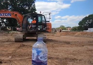 بیل مکانیکی هم به چالش درب بطری پیوست! + فیلم