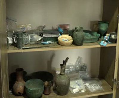 نگهداری از ۷۷۰۰ شی تاریخی استان کهگیلویه و بویراحمد در یک انباری نمناک + فیلم