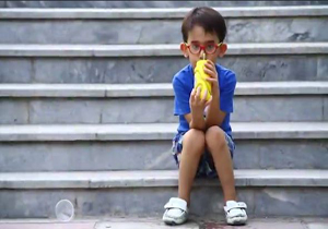 چگونه فرزندانمان را از کودکی بزرگ و کریم تربیت کنیم؟ + فیلم