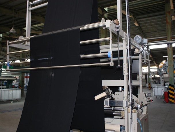 پشت پرده چندبرابر شدن قیمت چادر؛ واردات انحصاری، گریبان چادر را هم گرفت/ رد پای پارچه و مواد اولیه تولید چادر تا انبارهای احتکار دلالان