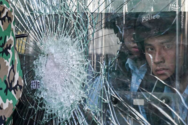 ورود معترضان هنگ کنگی به یک ساختمان دولتی