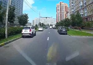 تصادف دختر جوان با خودروی تحویل مرسولات پستی + فیلم