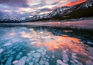 دریاچه ای با میلیون ها حباب یخ زده! + فیلم