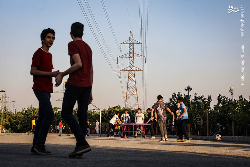 زندگی زیر سایه غول‌های برقی