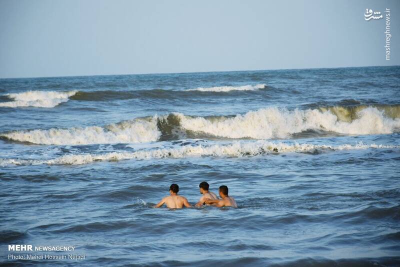 تفریح خطرناک گردشگران در منطقه شنا ممنوع