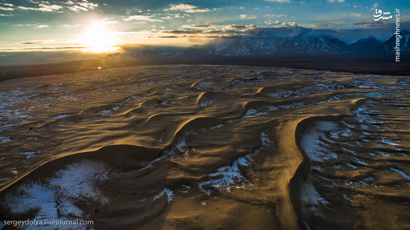 بیابانی احاطه شده در کوه‌های برفی