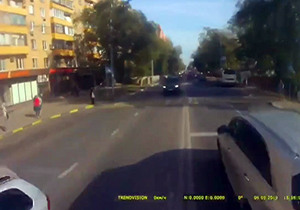 تصادف شاخ به شاخ کامیون حمل زباله با خودروی شاسی بلند + فیلم