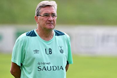 پرتاب بطری و سنگ به برانکو توسط هواداران عصبانی الاهلی عربستان + فیلم