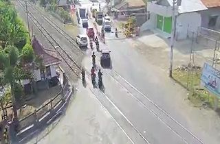 له شدن یک خودرو پس از گیر کردن بر روی ریل قطار + فیلم