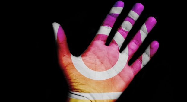 زیر پا گذاشتن مقدسات به قیمت جذب فالوئر