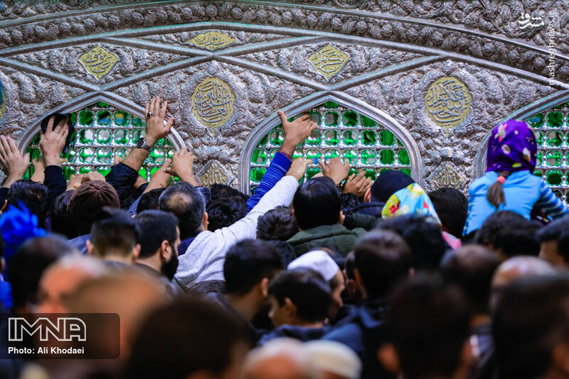 حرم امام رضا(ع) مملو از زائران