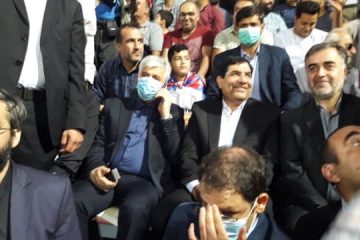 حضور دکتر مخبر در میان تماشاگران ورزشگاه شهید وطنی قائمشهر