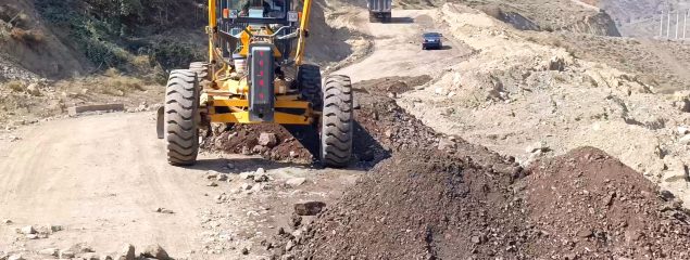 اداره راهداری آمل و معدن نمارستاق برای بهسازی جاده نمارستاق وارد میدان شدند